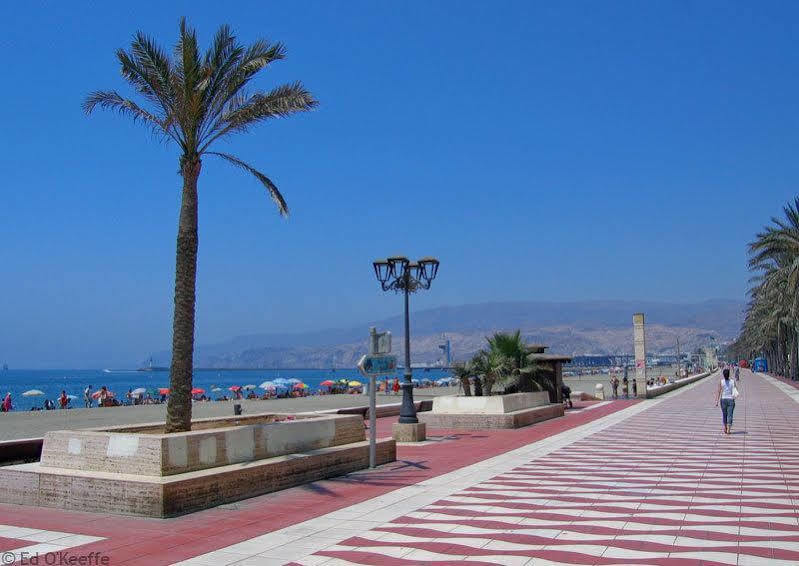 Apartamentos 16:9 Playa Suites Almeria Ngoại thất bức ảnh